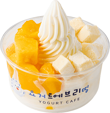 망고와 치즈 큐브를 올린 소프트 아이스크림