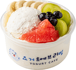 과일과 베리를 올린 요거트 컵